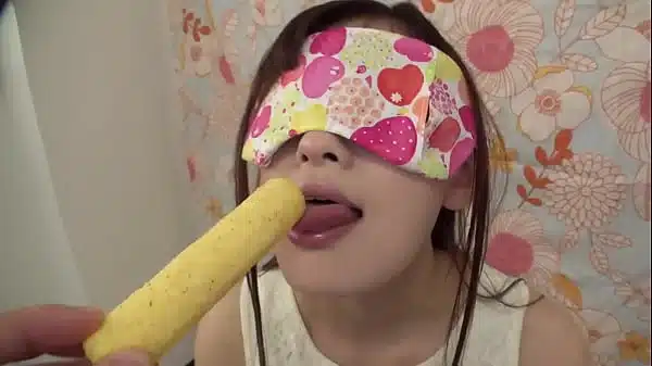 目隠しで口の中身を全部当てれたら賞金！遊びに行く途中で声をかけた現役JDゆうなちゃん(20)がチャレンジ！チ○ポの感覚に目隠しでもうっすら気づく辺り普段からもチン舐めの常連か。フェラをしていた事に愕然とする彼女だったが差し出された即金の前に豊満な体を差し出す！