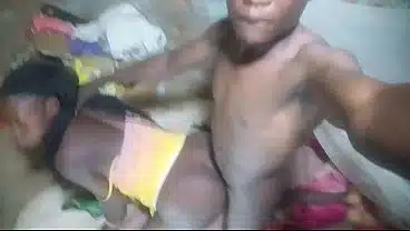 Elle aime l’énorme bite noire de son beau-père en elle – porno ébène
