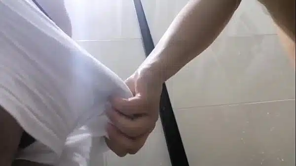 Espiaba a mi vecina y luego la puse a chuparme el pene
