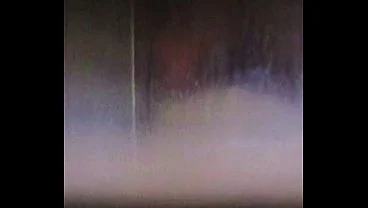 espiando minha esposa por debaixo da porta…