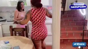 Fóllame lentamente para que mi madrastra no escuche! Divertido trío bisexual con dos chicas tetonas
