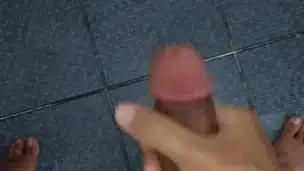 Gozando gostoso na punheta com pica