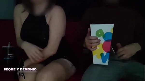 MANOSEADA POR UN DESCONOCIDO EN EL CINE…ME MOJÓ EL COÑO Y ME DEJÉ MASTURBAR EN PÚBLICO.