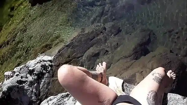 Me masturbo solita al lado del rio y tengo un orgasmo intenso