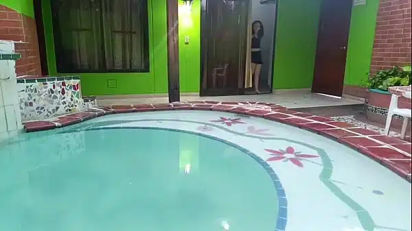 MI AMIGA DE LA UNIVERSIDAD ENTRA A MI CASA CON PISCINA PORQUE SU NOVIO LA HABIA DEJADO, QUIERE SEXO PORQUE SU NOVIO LA DEJO – PORNO EN ESPANOL