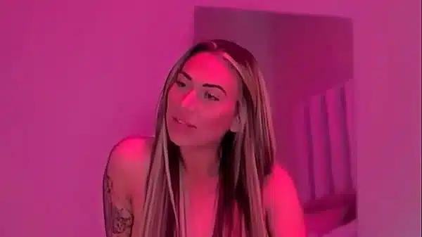 New performer London Carter shows off her body while talking about getting into porn