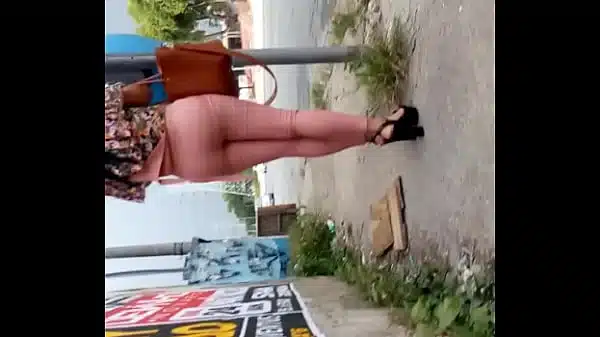 Novinha safada de macacão rosa