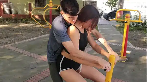 OYE QUE HACES NO TE ME ACERQUES TANTO, MADRASTRA DEJAME ENSEÑARTE COMO SE HACE EJERCICIO PERO SI ME DEJAS TOCARTE EL CULO – MADRASTRA COLOMBIANA – PORNO EN ESPANOL-