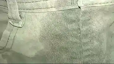 Pañal de tela orinado con pantalon humedecido en su totalidad