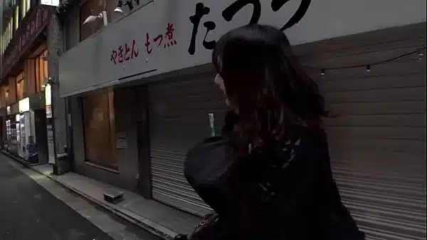 part1 『あなたの給料いくらですか?』生きていくにはカネがいる。そしてカネを得るために色んな『何か』を生み出している。この企画は生々しくリアルに人の財布に首をつっこむ ディープカルチャー ドキュメンタリー。今回は、接客時間最短5分!得意技は玄関フェラ!自宅からお客さんの元へ直接駆けつけるウーバー型デリヘル人気No.1艶女ミヅキちゃんに密着!