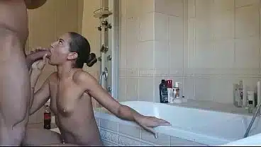 SIEMPRE QUE ME METO EN LA DUCHA, ELLA APARECE PARA SECARME BIEN