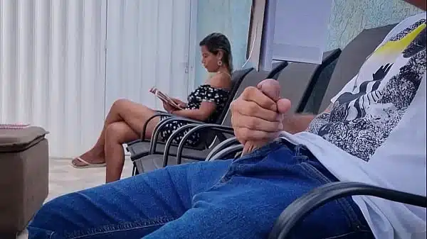 Ajudei um desconhecido, fiz ele jorrar leite e tudinho !