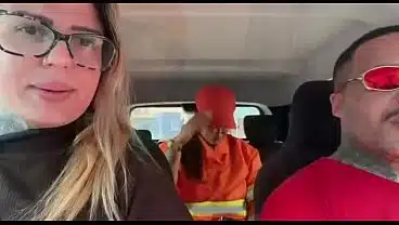 Carioca em São Paulo trabalhando de gari ! Não pensou duas vezes em ser atriz porno ! Pegou uma carona até o studio e já começou a passar a mao na buceta e molho tudo de porra antes mesmo de chegar no