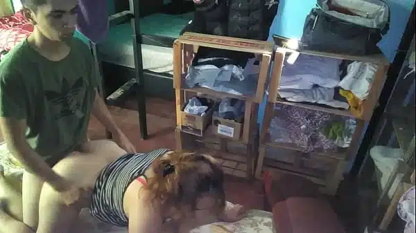 chico tiene sexo de perrito por  la tarde entre los cajones cuando todos salen de paseo