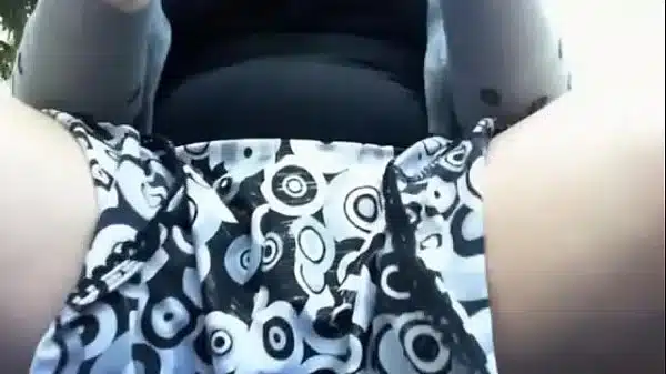 Do you want to enjoy with me in this public garden? I masturbate until I cum several times penetrating myself with my glasses