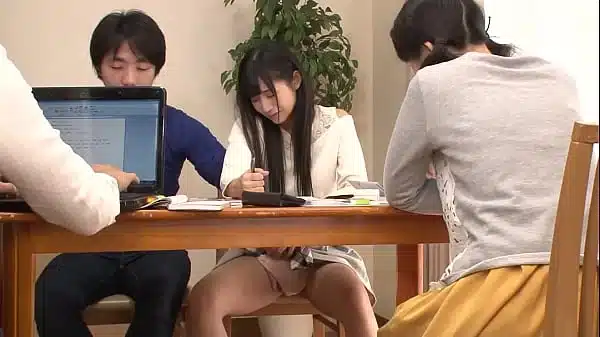 バレそうな極限状態に屈服した女はエロい！！人がいてもおかまいなし！！痺れる緊張感に性欲爆発！！こんなことろでなんて…声出ちゃうよ…　潮吹き 美乳 中出し イタズラ 素人 ミニスカ
