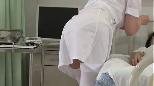 入院中、性欲処理が出来なくてつらい…！そんな僕を見て同情してくれたナースさんが僕のチ○コに手を伸ばす…　勃起したチ○コにナースが興奮！？院内を回診中に、パンパンになった僕の肉棒を見てしまったナースは顔を赤らめ恥ずかしながらも…【パート1】
