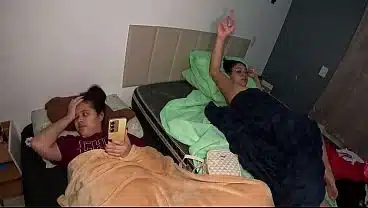 Ela se prepara para sua primeira vez e ele estreia no banho