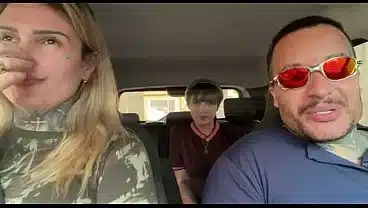 Estava esperando ônibus e uma vendedora de bolo de pote ! Perguntei se ela aceitaria ser atriz porno ela toda molhadinha entrou dentro do carro já tirando a roupa e mando foder pegou na minha buceta d