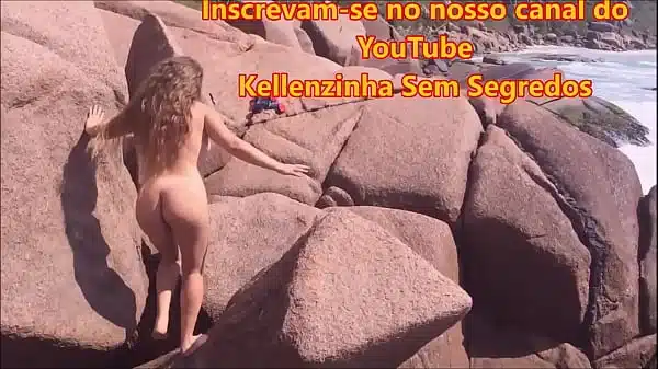 filmando na praia de nudismo