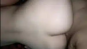 Hermosa latina sexy en estilo perrito, se la follan en cuatro. Se corren en su vagina peluda.