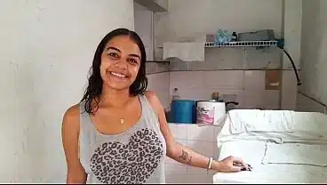 Inocente hermanastra latina se deja convencer por su pervertido hermanastro para que le chupe la verga y despues ser follada por su joven coño – porno en espanol