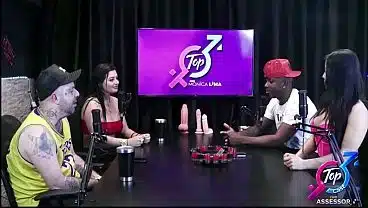 Jefao, o pauzudo mais famoso do brasil fodeu a Karen Oliver e Monica lima ao vivo durante o topcast. – O zero um do porno fodendo Monica Lima e Karen Oliver RED2