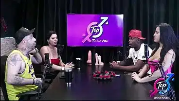 Jefao, o pauzudo mais famoso do brasil fodeu a Karen Oliver e Monica lima ao vivo durante o topcast. – O zero um do porno fodendo Monica Lima e Karen Oliver