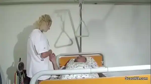 Krankenschwester hilft alten Patienten mit einem Fick im KH