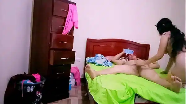 MADRASTRA ZORRA ,MI FIN DE SEMANA ES FOLLAR ESE CULO DE MI MADRASTRA MORENA SEXY SEXO AMATEUR REAl CASERO