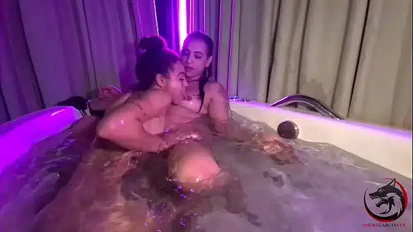 Mais uma festinha na hidromassagem com a esposa e amiguinha