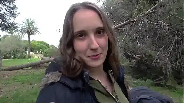 Martina Smeraldi  RICURA italiana,  vestida de colegiala y exhibicionismo detrás de cámaras
