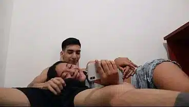 MY BEAUTIFUL COLOMBIAN LATIN BRUNETTE STEP-SISTER SEDUCES ME BY TOUCHING MY PENIS WHILE WE’RE ALONE IN THE ROOM. PORN IN SPANISH