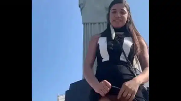 Novinha exibicionista. Ganha chupada do marido. Lalla Potira