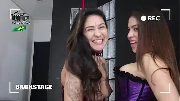 Por traz das câmeras cena lesbo.