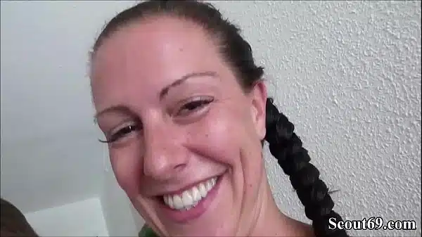 PORNOSTAR FICKT MIT NORMALEN TYPEN UND FILMT SICH DABEI