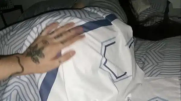 Putita de tanga me deja manosearla toda y le meto los dedos