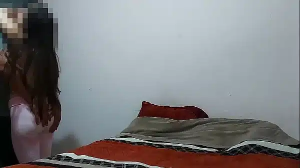 Viejo rabo verde seduce a morrita  aun en edad de bachillerato –  La ve en la calle y le ofrece dinero el viejo puerco y la tonta chamaca cae en sus garras, sus padres le hablan al celular en medio de la culeadera, casero real, no finjido