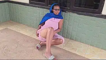WTF AN ARABIAN MOM MASTURBATE HER PUSSY OUTSIDE THE HOUSE NEAR THE ROAD